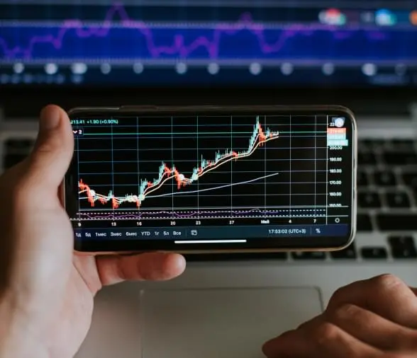 Market tracking on a smartphone with active trading charts on PryLuxo